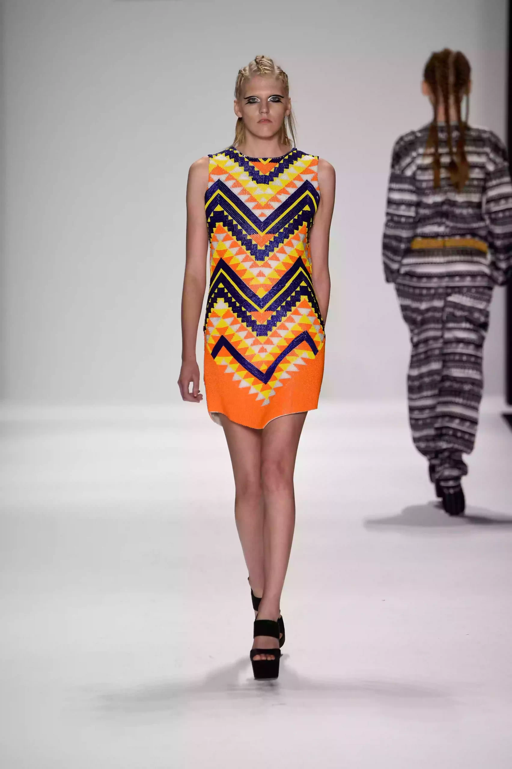 طبعات حيوانات وتصاميم قبلية حصرية: إبداع في أسبوع الموضة بنيويورك – ربيع/صيف 2015 4 Short dress fully hand embroidered with glass beads, featuring intricate tribal patterns.